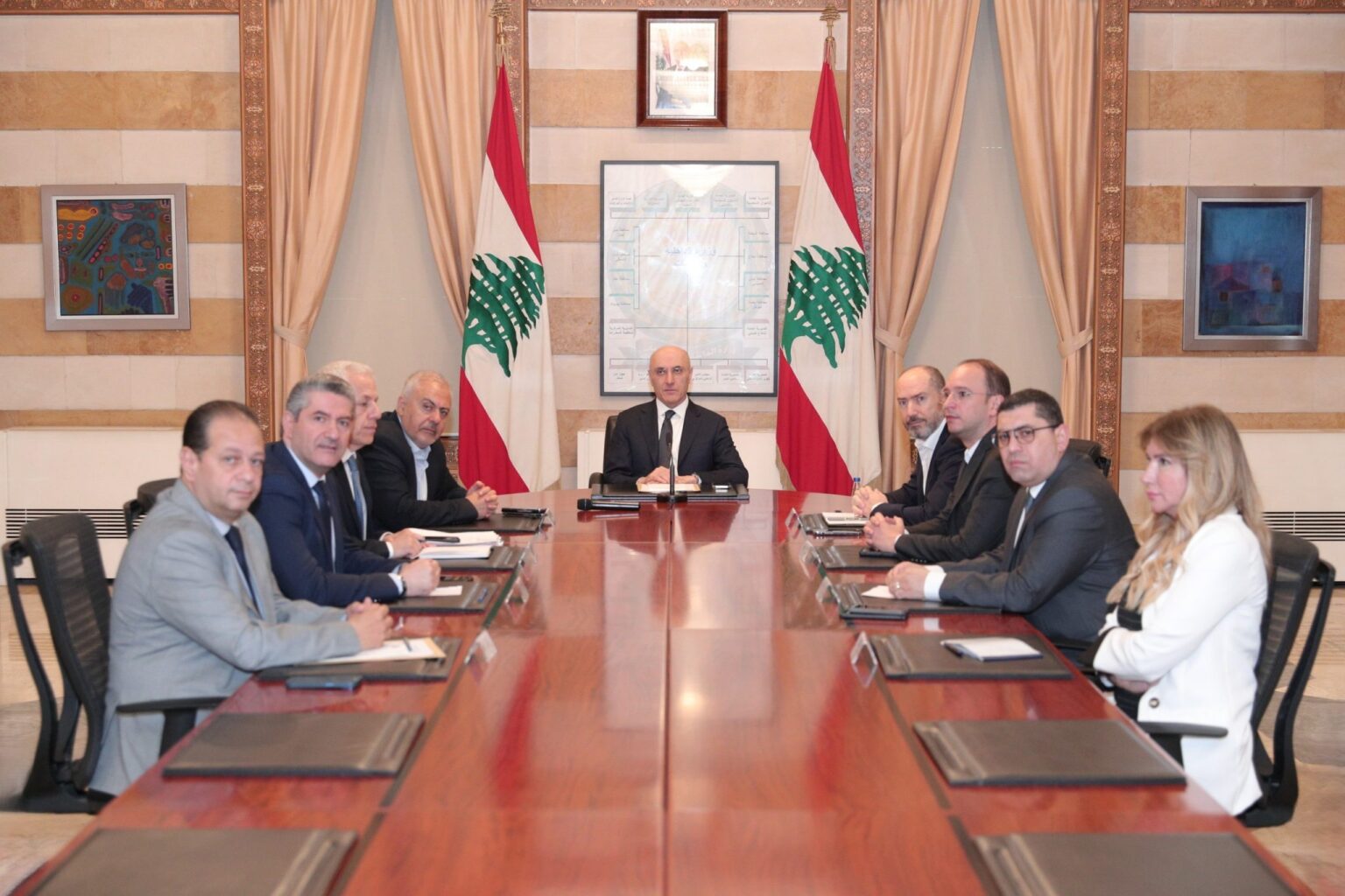 وزير الداخلية أحمد الحجار يبحث مع المحافظين أوضاع المناطق والنازحين ويشدد على تعزيز التنسيق الأمني