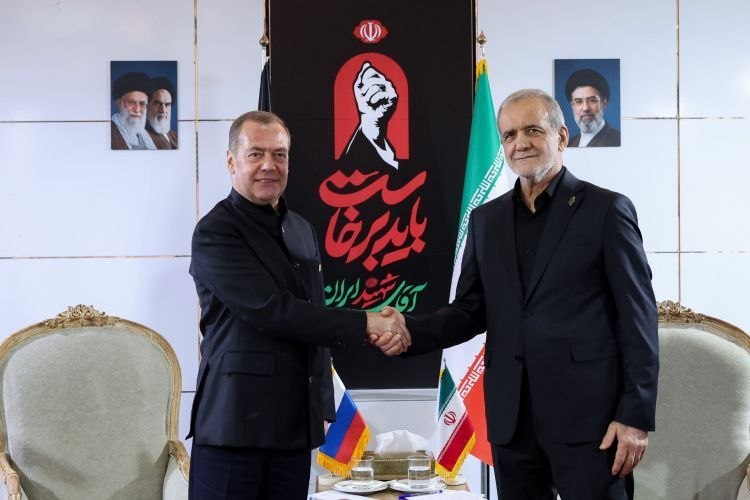مدفيديف ناقش مع الرئيس الإيراني مسعود بزشكيان فكرة إنشاء منصة للدول الخاضعة للعقوبات