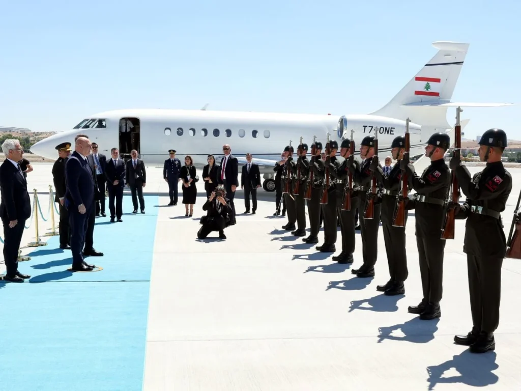 جوزيف عون في أنقرة.. زيارة رسمية تبدأ من ضريح أتاتورك وتستكمل بلقاء أردوغان جوزيف عون في أنقرة.. زيارة رسمية تبدأ من ضريح أتاتورك وتستكمل بلقاء أردوغان