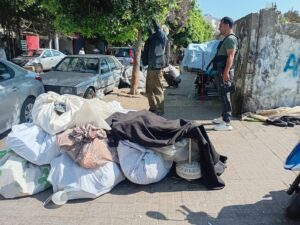 بلدية بيروت تزيل التعديات وتعيد فتح طريق صبرا ضمن حملة للسلامة العامة