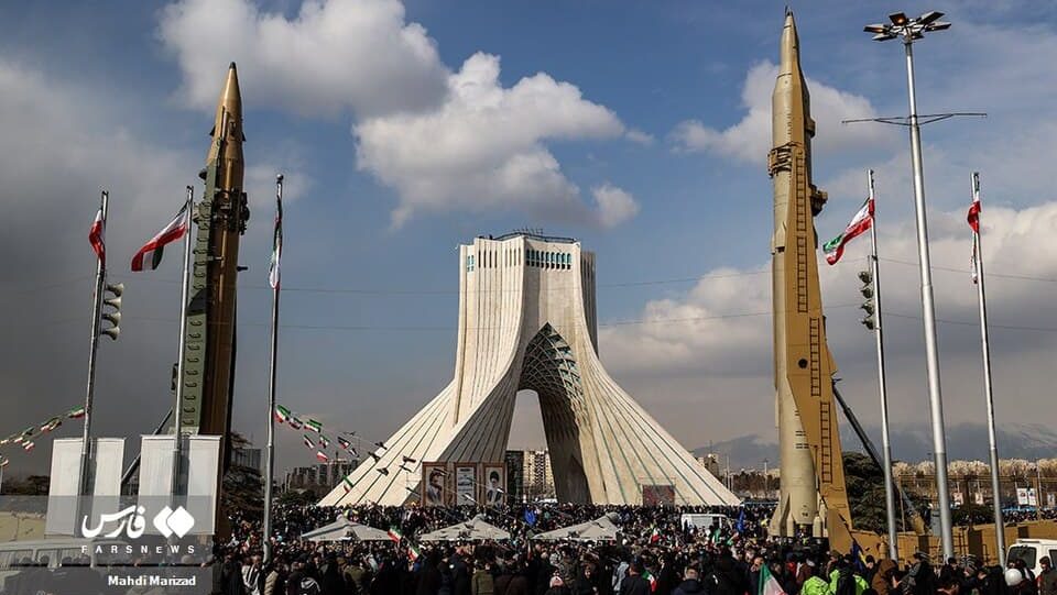 إيران تهدد باستهداف المصالح الأمريكية