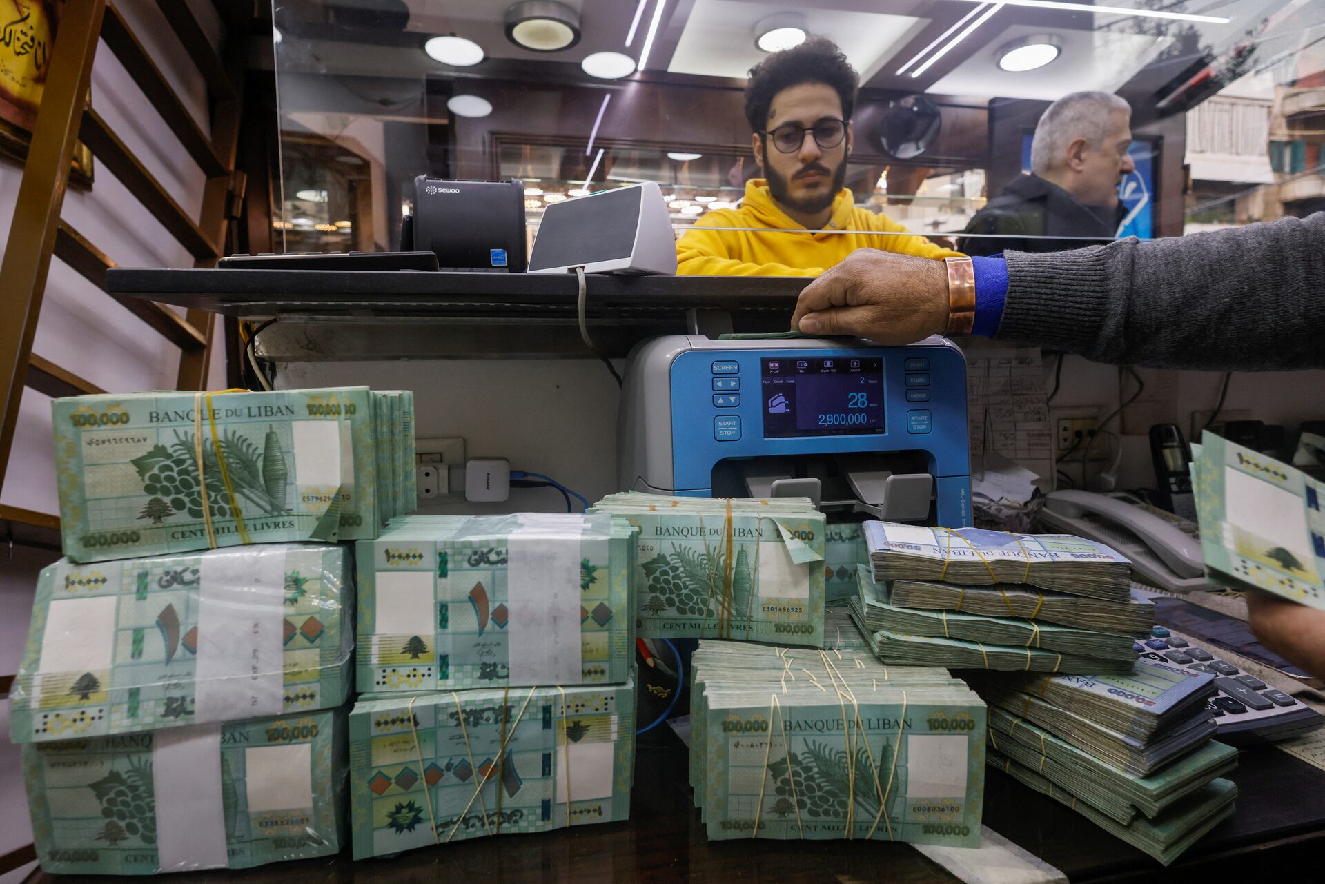 انهيار الانضباط النقدي يهدد الاقتصاد والثقة