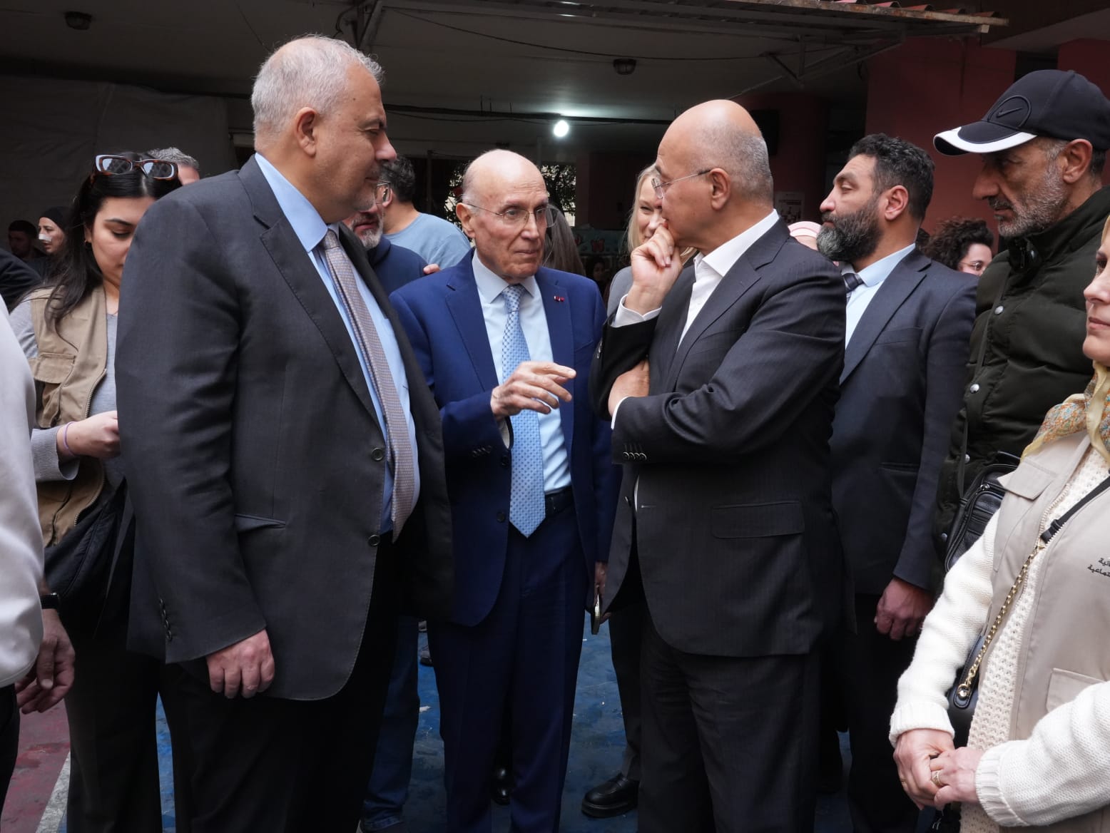 بحضور المحافظ عبود والدكتور مهنا، المفوّض السامي لشؤون اللاجئين برهم صالح في مركز إيواء في المصيطبة (أرشيفية)