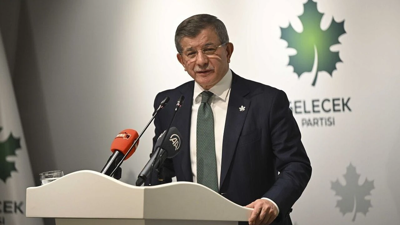 وزير الخارجية التركي الأسبق أحمد داود أوغلو انتقد تصريحات ترامب بشأن إسناد دور إلى الشرع في لبنان