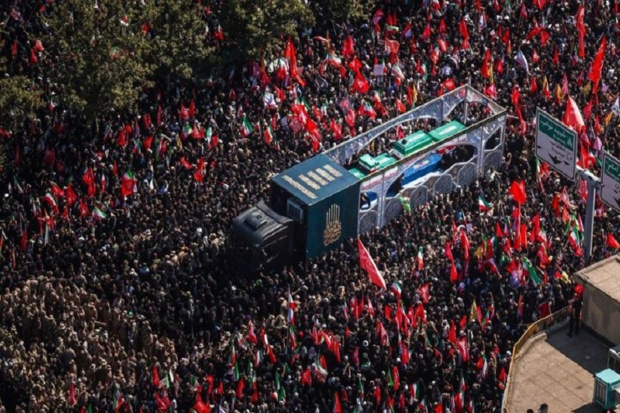 حوّل ملايين المشيّعين لحظة الموت إلى نبض جديد للحياة. حوّل ملايين المشيّعين لحظة الموت إلى نبض جديد للحياة.