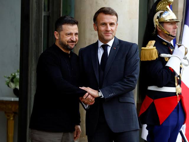 زيلينسكي يشارك ويطالب بمزيد من الدعم العسكري
