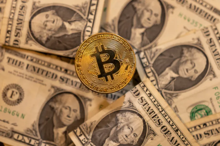 العملات المشفرة أصبحت فاصلا واضحا بين الأجيال إذ يقبل عليها الشباب أكثر بكثير من المستثمرين الأكبر سنا (رويترز)
