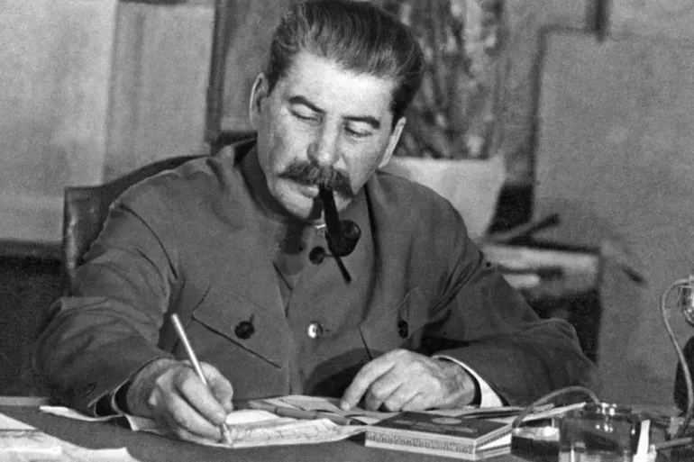 ماذا يريد ستالين أن يفعل بهذه القوة؟