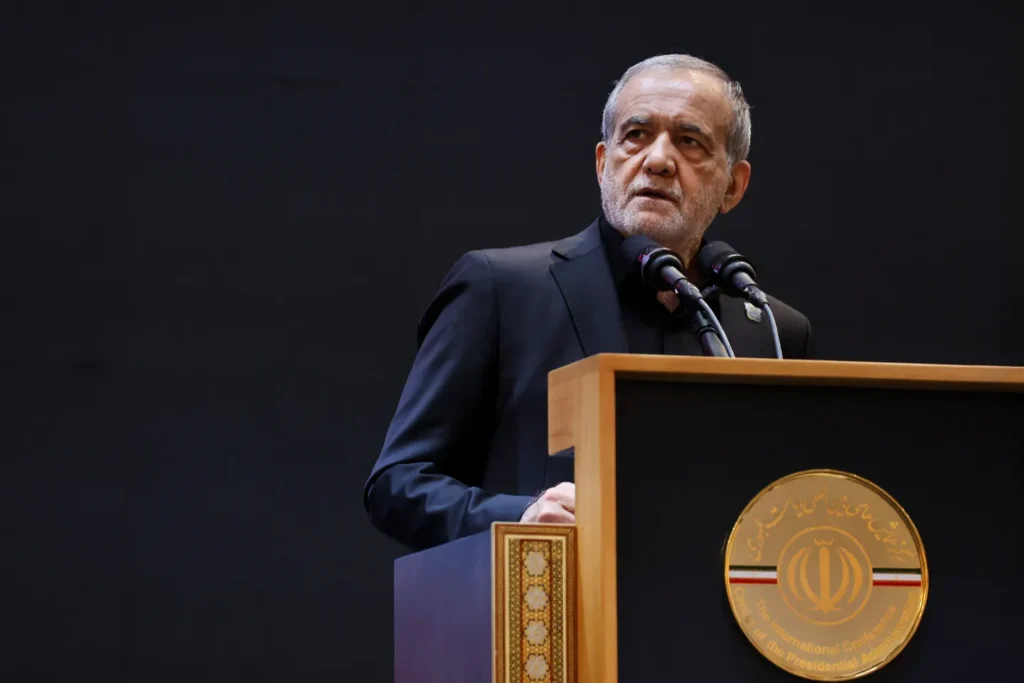الرئيس الإيراني: نسعى لتقدم دبلوماسي مع واشنطن.. والجيش يؤكد أن نظام مضيق هرمز لا رجعة عنه