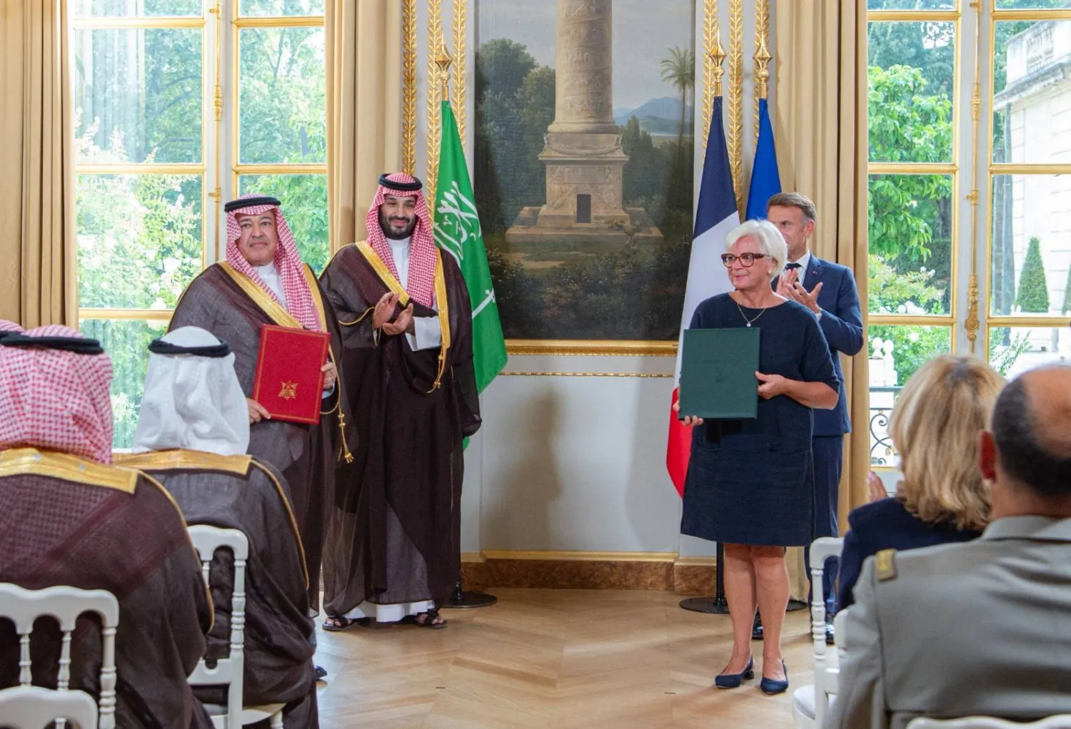 تعزيز التعاون الدفاعي والاقتصادي