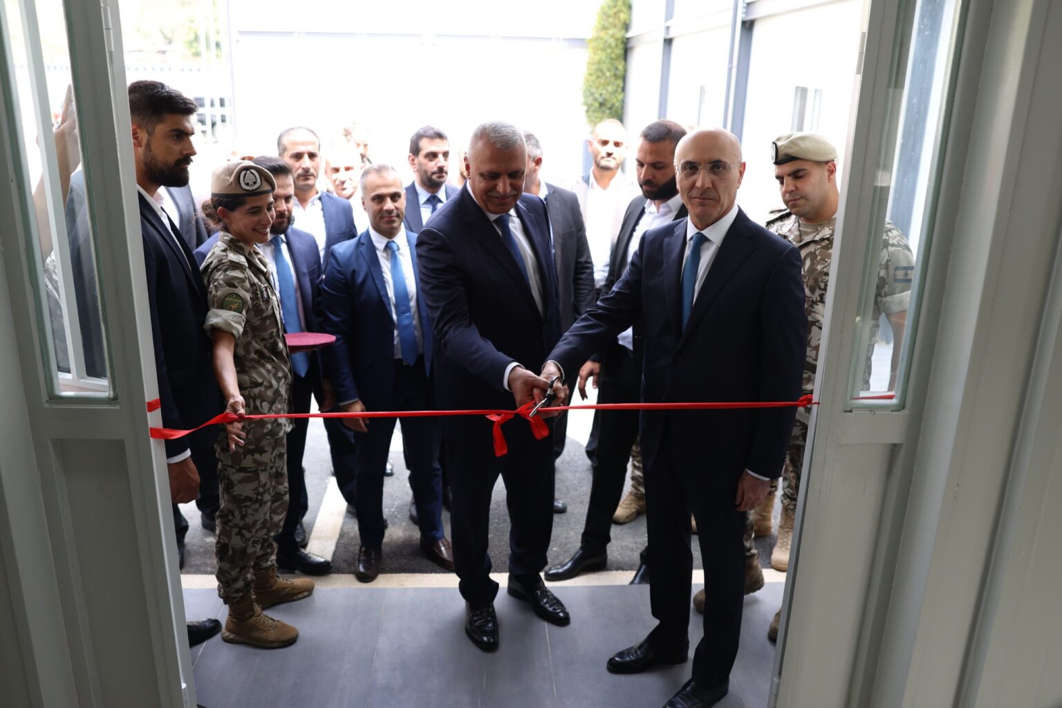 الوزير الحجار يدشن مقر دائرة الرصد والتدخل في الأمن العام ويشيد بتطور أدائها الوزير الحجار يدشن مقر دائرة الرصد والتدخل في الأمن العام ويشيد بتطور أدائها
