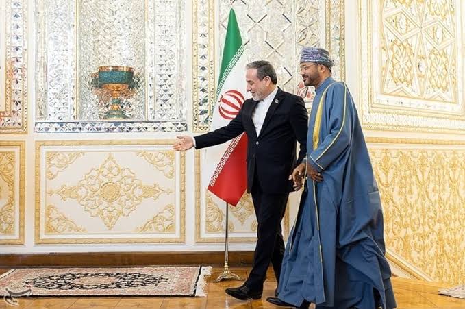 إيران وعُمان تناقشان مسارا جديدًا في مضيق هرمز