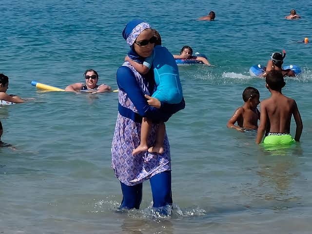 القرار الفرنسي فتح النقاش حول حرية ارتداء البوركيني في لبنان
