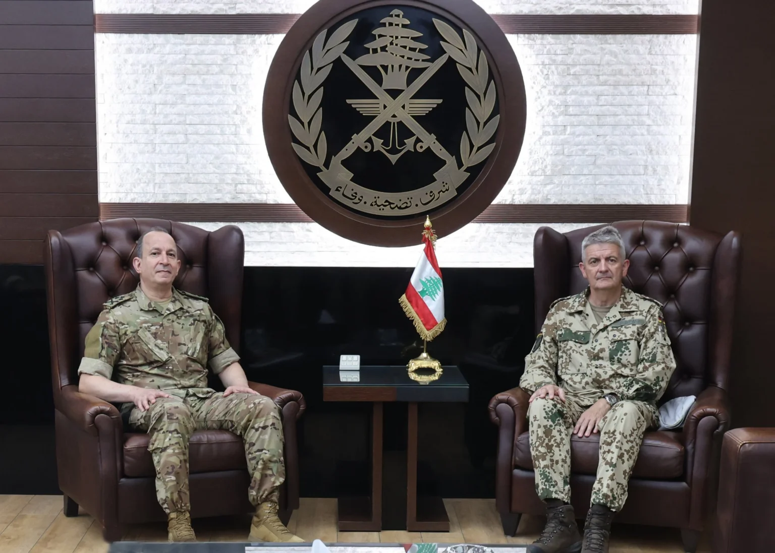 قائد الجيش يبحث مع وفد ألماني التعاون العسكري ودور برلين بعد "اليونيفيل"