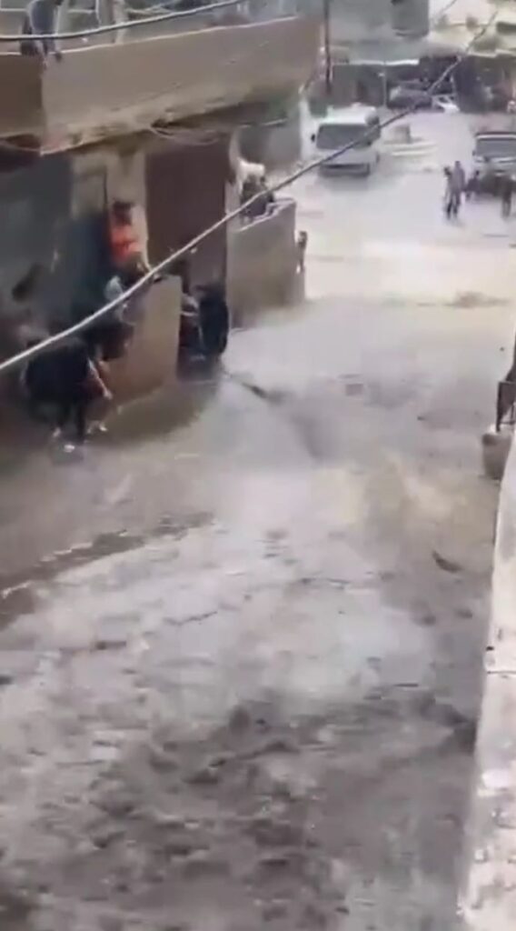 السيول تجرف طفلاً في البداوي قبل أن يتمكّن الأهالي من إنقاذه.