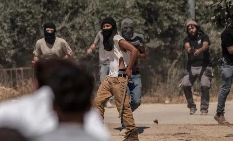 مستوطنون يهاجمون الفلسطينيين ويحرقون ويدمرون ممتلكاتها أمام الجيش الإسرائيلي 