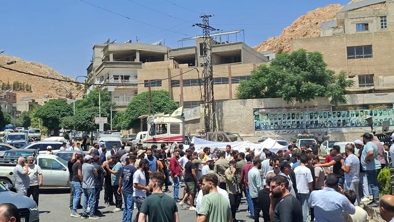 اندلاع احتجاجات على خلفية مشروع مرتبط بأعمال حفر تابعة لمؤسسة المياه في عين منين تخلله اعتقالات واطلاق نار