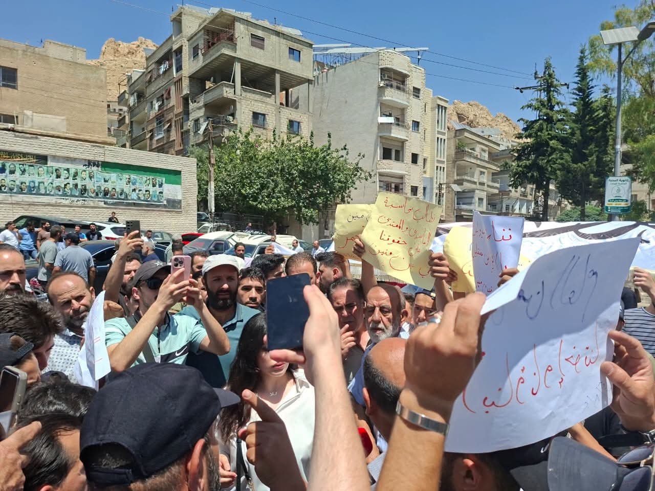 اندلاع احتجاجات على خلفية مشروع مرتبط بأعمال حفر تابعة لمؤسسة المياه في عين منين تخلله اعتقالات واطلاق نار