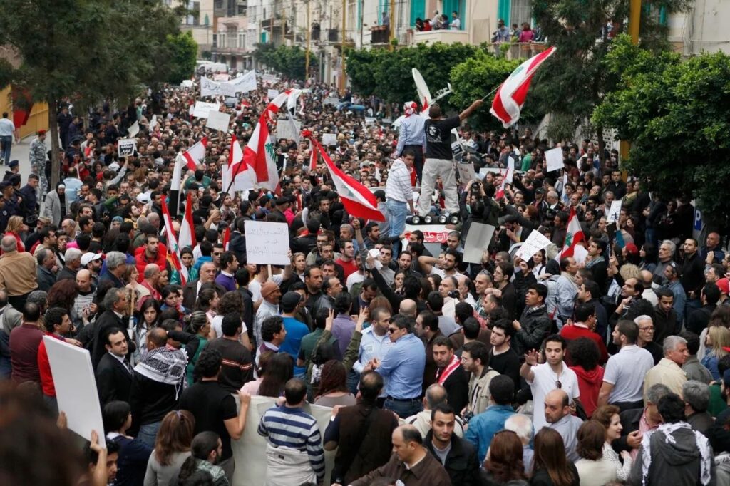 المتظاهرون يغلقون مدخل مجلس النواب