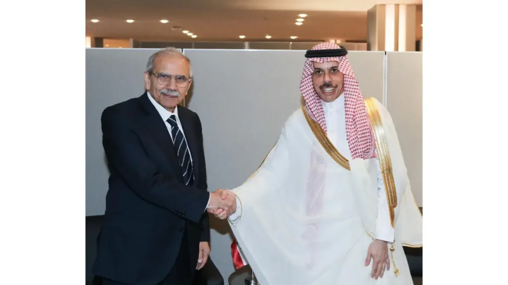 سلام وبن فرحان يبحثان العلاقات اللبنانية ـ السعودية وخفض التصعيد سلام وبن فرحان يبحثان العلاقات اللبنانية ـ السعودية وخفض التصعيد