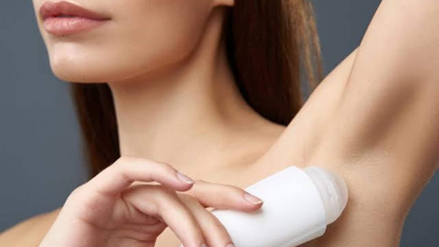 لماذا لا يمحنك مزيل العرق نتيجة فعّالة؟... طبيبة تكشف الخطأ الذي قد ترتكبه
