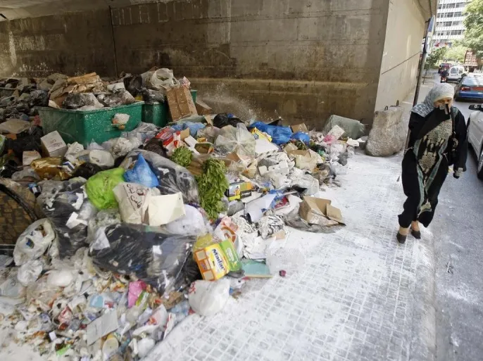 إقفال طريق القياعة في صيدا بمستوعبات وأكياس النفايات المتراكمة 1 نفايات تغرق الشوارع