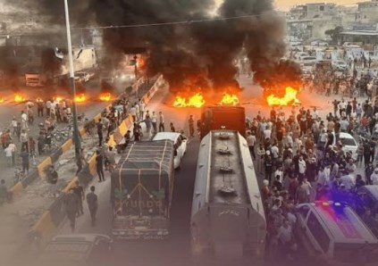 احتجاجات واسعة تشهدها المدن السورية بعد قرار رفع زيادة أسعار الوقود في ظل أزمة اقتصادية هي الأصعب بتاريخ البلاد احتجاجات واسعة تشهدها المدن السورية بعد قرار رفع زيادة أسعار الوقود في ظل أزمة اقتصادية هي الأصعب بتاريخ البلاد