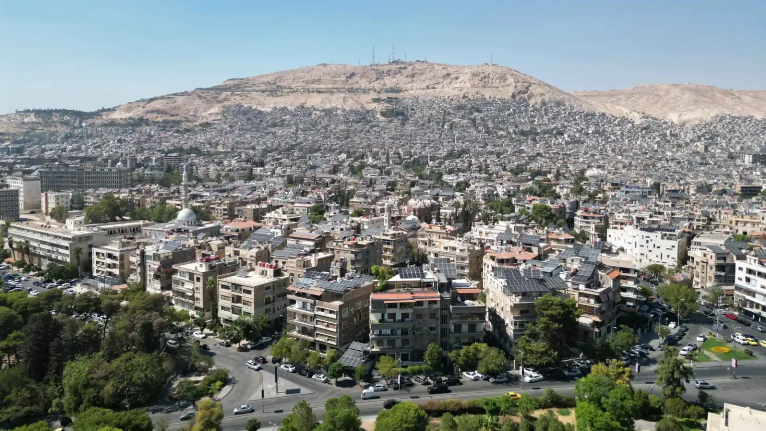 ارتفاع إيجارات المنازل في دمشق يدفع أسرًا إلى الانتقال نحو أطراف العاصمة.