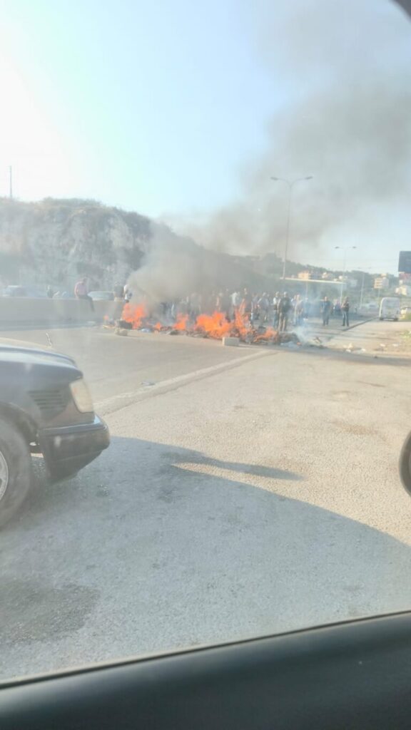 بالفيديو والصور - تصعيد في الشارع... العسكريون المتقاعدون يقطعون الطرق