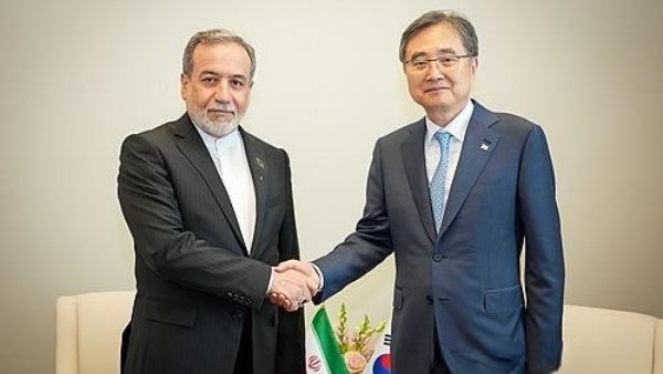 سيول وطهران تبحثان حرية الملاحة في مضيق هرمز