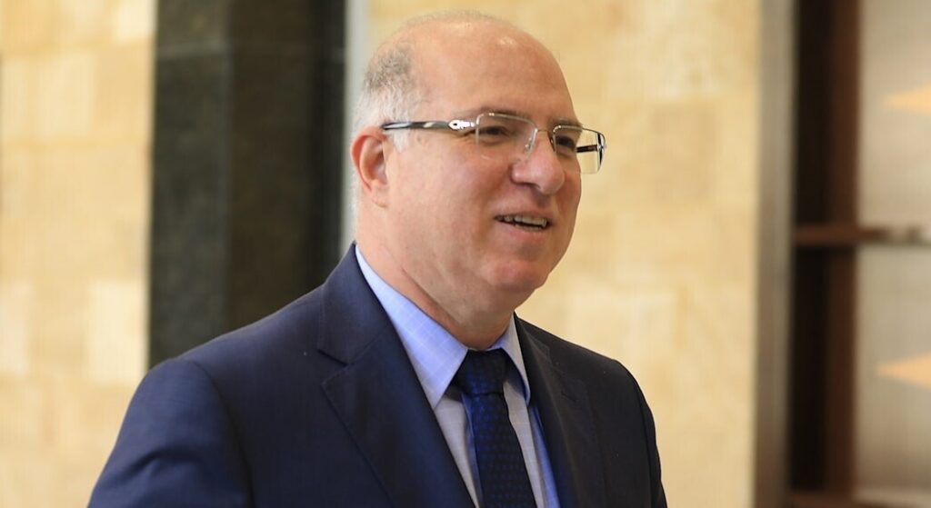 وزير العمل محمد حيدر يصدر تعميماً بشأن إجازات العمل وتجديدها وزير العمل محمد حيدر يصدر تعميماً بشأن إجازات العمل وتجديدها