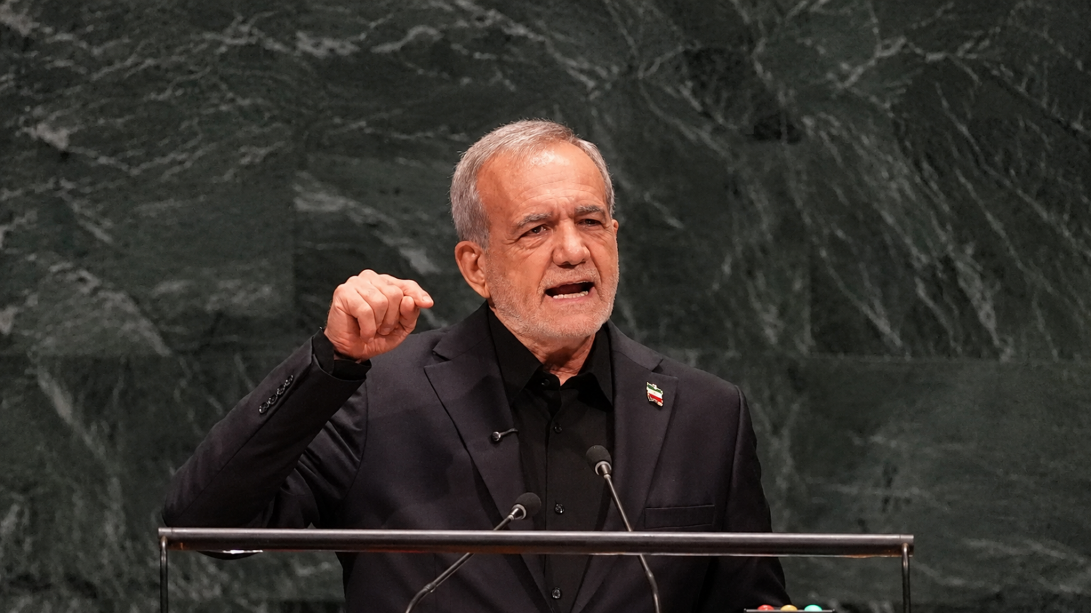 بزشكيان: أمريكا لا تستطيع القضاء على إيران ونرفض الحوار تحت التهديد بزشكيان: أمريكا لا تستطيع القضاء على إيران ونرفض الحوار تحت التهديد