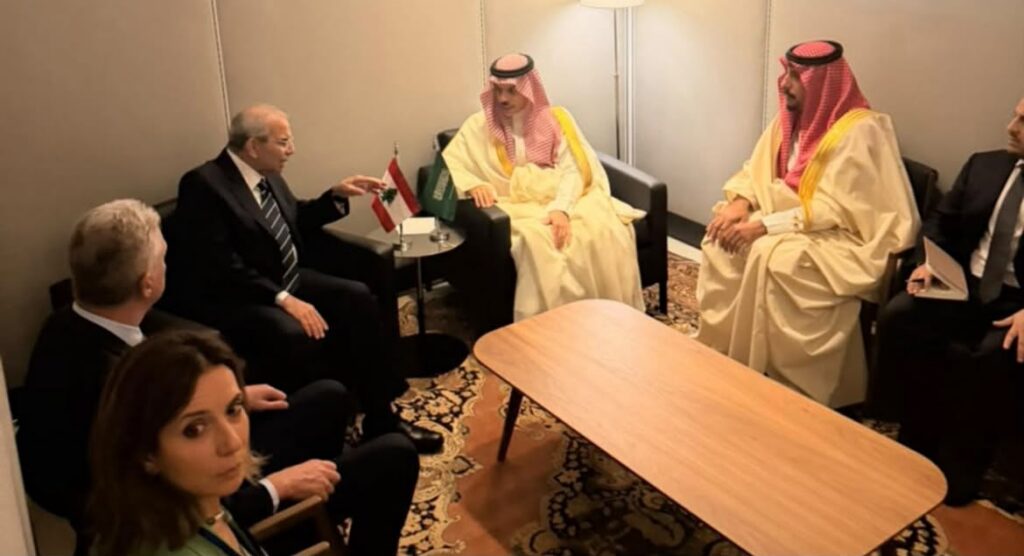 الرئيس سلام يلتقي في هذه الأثناء وزير الخارجية السعودي فيصل بن فرحان في نيويورك بحضور رجّي