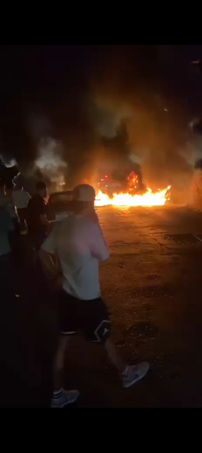 اغلاق طريق عام بلدة غزة بالاطارات المشتعلة احتجاجا على الوضع الاقتصادي في لبنان