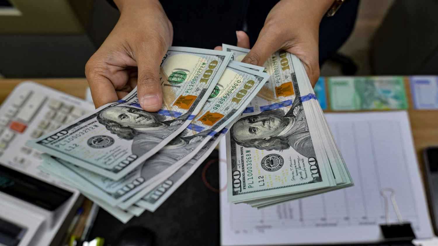الدولار بين أداة ضغط ونقطة ضعف