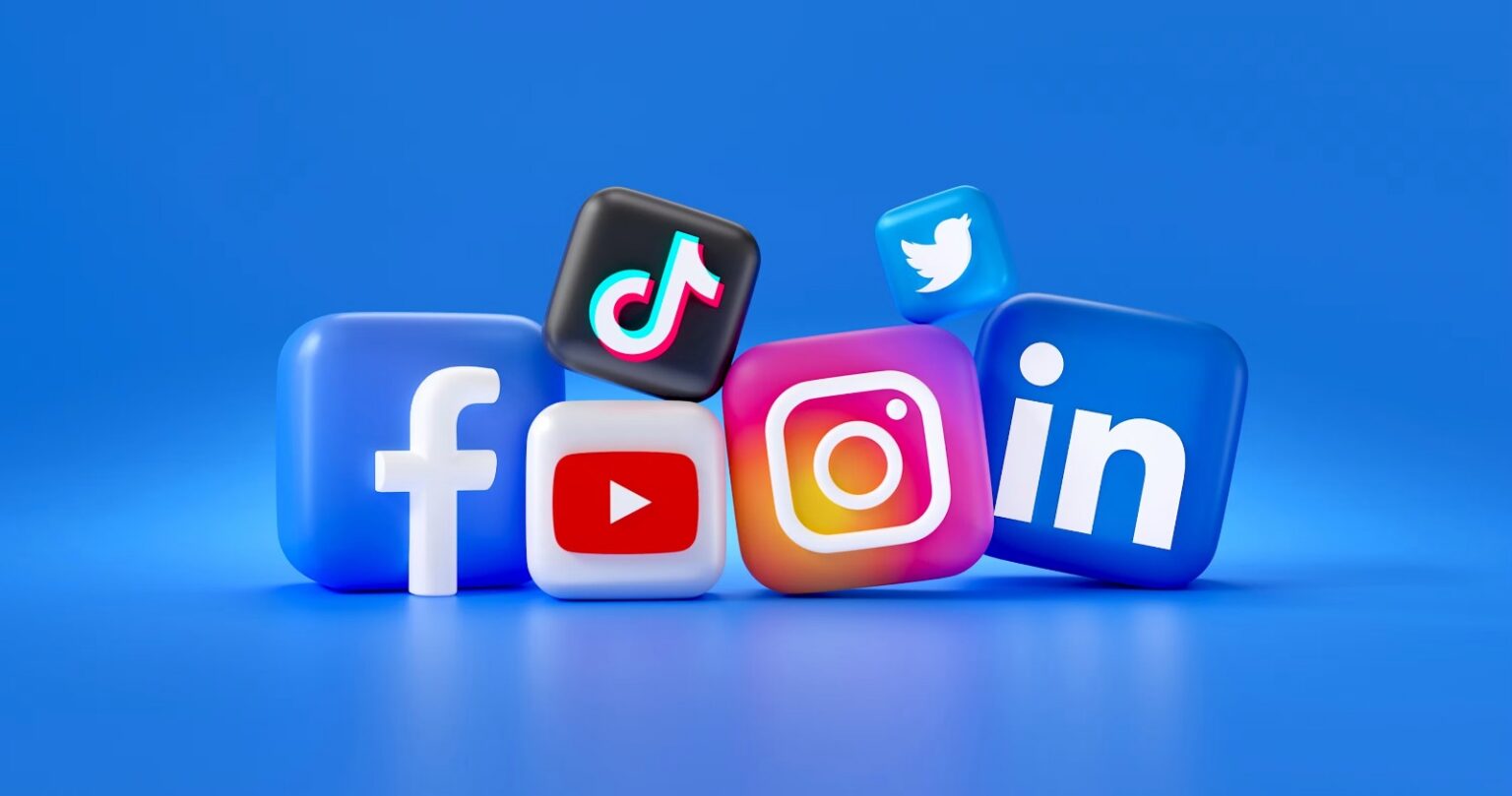 هل تجعلنا مواقع التواصل أقل سعادة؟