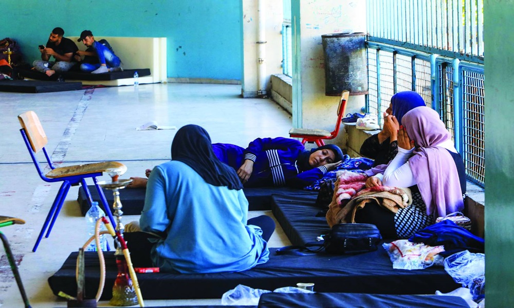 مدرسة مدمرة… ومدرسة تؤوي النازحين