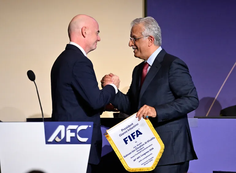 رئيس فيفا جياني إنفانتينو يصافح الشيخ سلمان بن إبراهيم آل خليفة عام 2026 (رويترز)