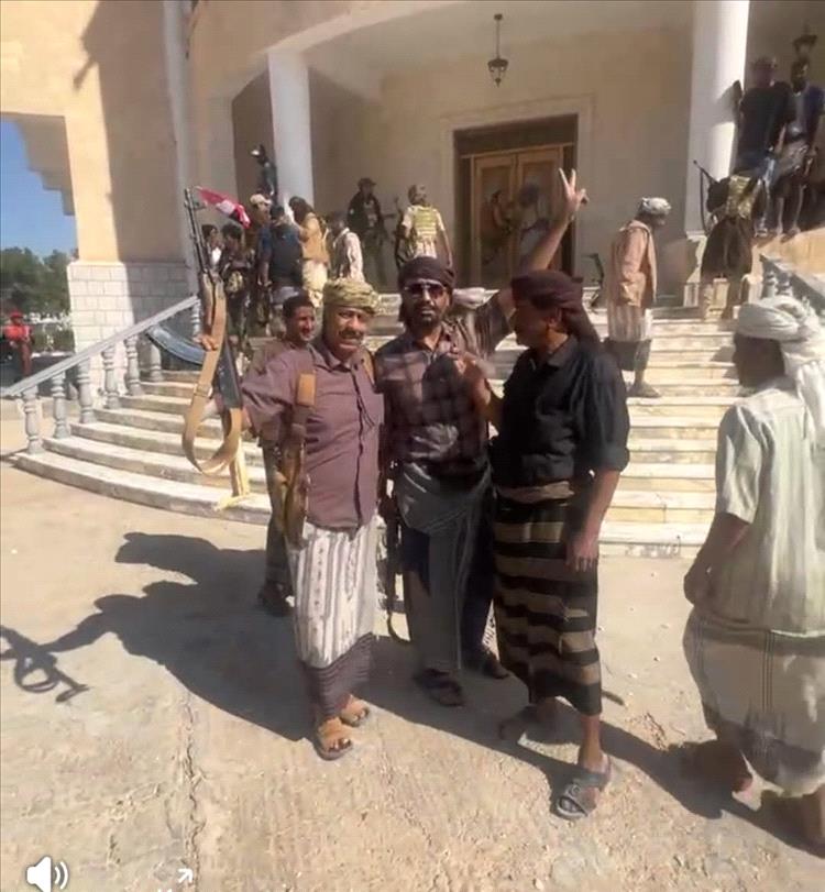 عناصر من القوات المسلحة اليمنية داخل منزل سلطان البركاني في منطقة بركان