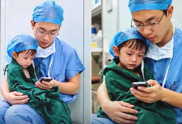 جراح قلب يحتضن طفلة خائفة قبل العملية.. لقطة إنسانية تعيد التذكير برحمة الطب جراح قلب يحتضن طفلة خائفة قبل العملية.. لقطة إنسانية تعيد التذكير برحمة الطب