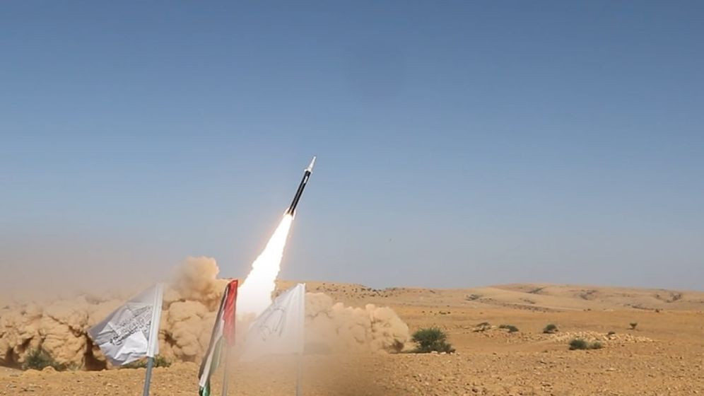 صواريخ يمنية باتجاه أهداف داخل الأراضي السعودية رداً على الغارات التي شنتها الرياض على تعز وصنعاء ومدن أخرى خلال الساعات القليلة الماضية