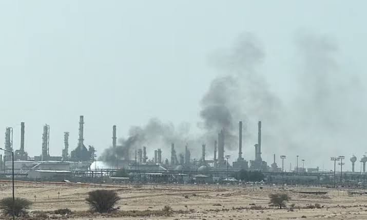 حرائق وتصاعد للدخان في مناطق داخل السعودية ويبدو في الصورة شركة أرامكو والدخان يتصاعد منها