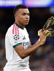 ماذا يفعل مبابي؟ تصرفات النجم الفرنسي تثير غضب جماهير ريال مدريد
