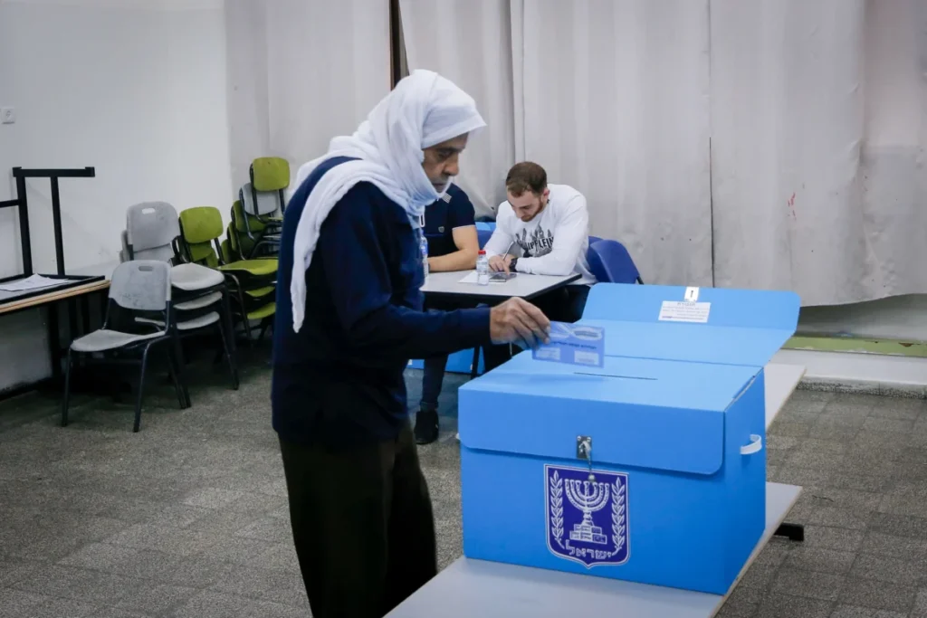 تصويت العرب في الانتخابات الإسرائيلية يسجل ارتفاعاً قياسياً ويربك حسابات الأحزاب الصغيرة