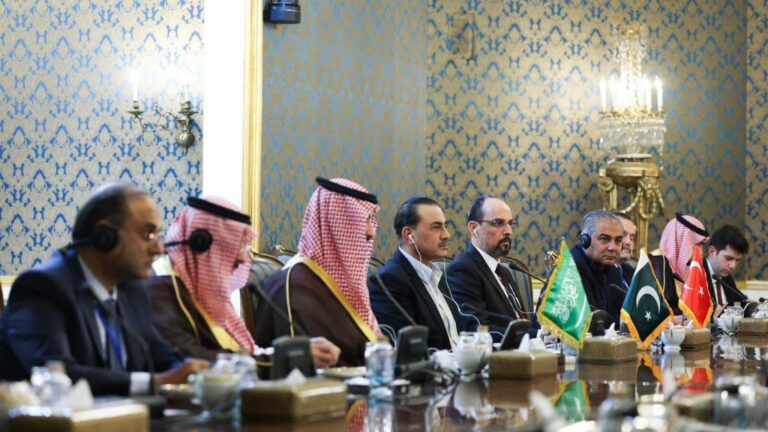 اجتماع مع مسؤولين سعوديين وباكستانيين وأتراك