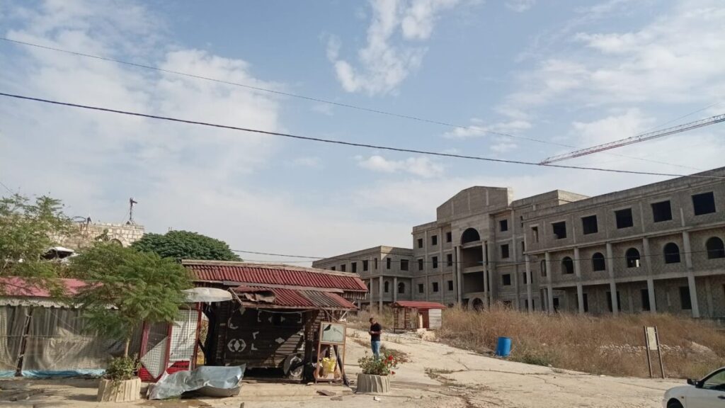 مسيّرة إسرائيلية استهدفت كوخاً مقفلاً على طريق الجامعات من دون إصابات