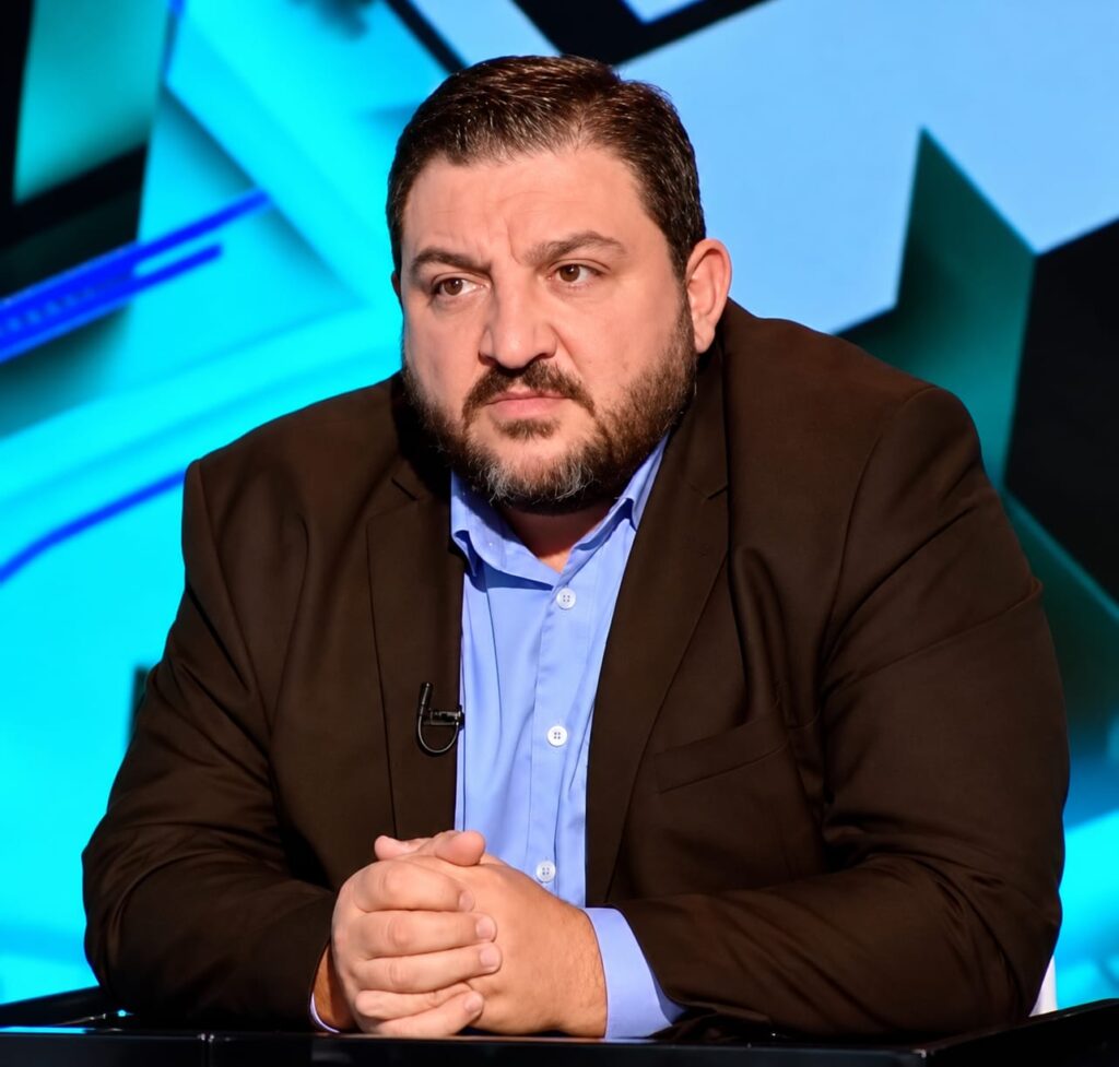تعرض الناشط رامي نعيم للضرب على أيدي عدد من الشبان في حارة صيدا، و لم تعرف حتى اللحظة ما هي أسباب الاشكال