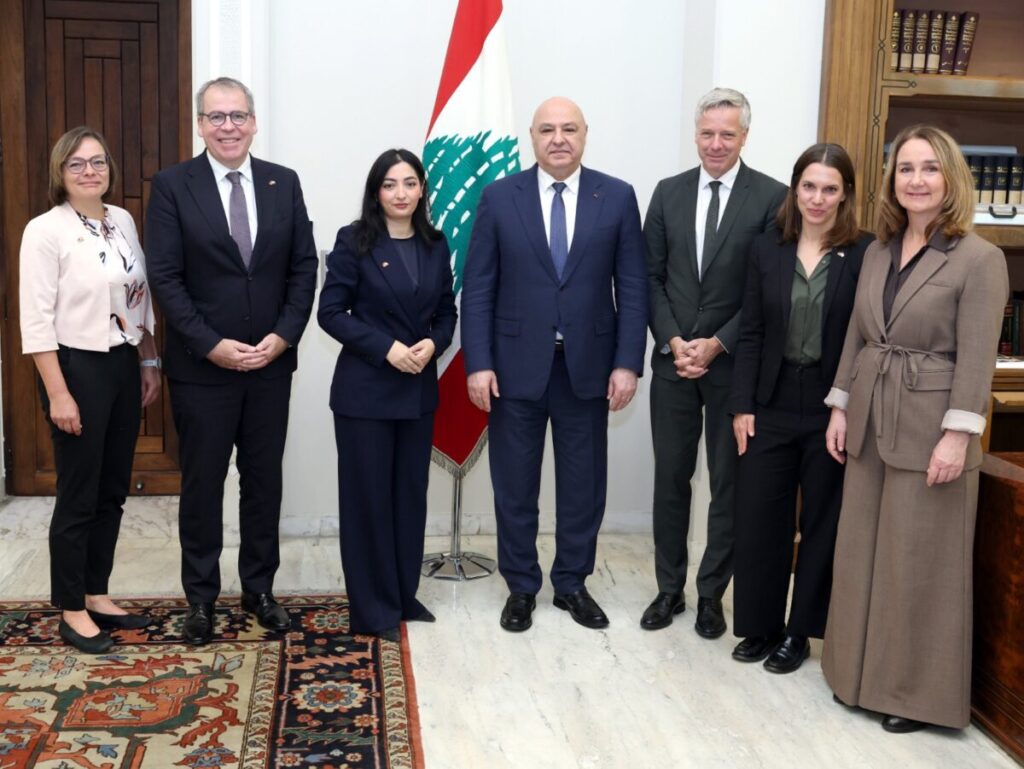 عون: لبنان يتمسّك بالحلول الدبلوماسية ويدعو إلى وقف الاعتداءات الإسرائيلية عون: لبنان يتمسّك بالحلول الدبلوماسية ويدعو إلى وقف الاعتداءات الإسرائيلية